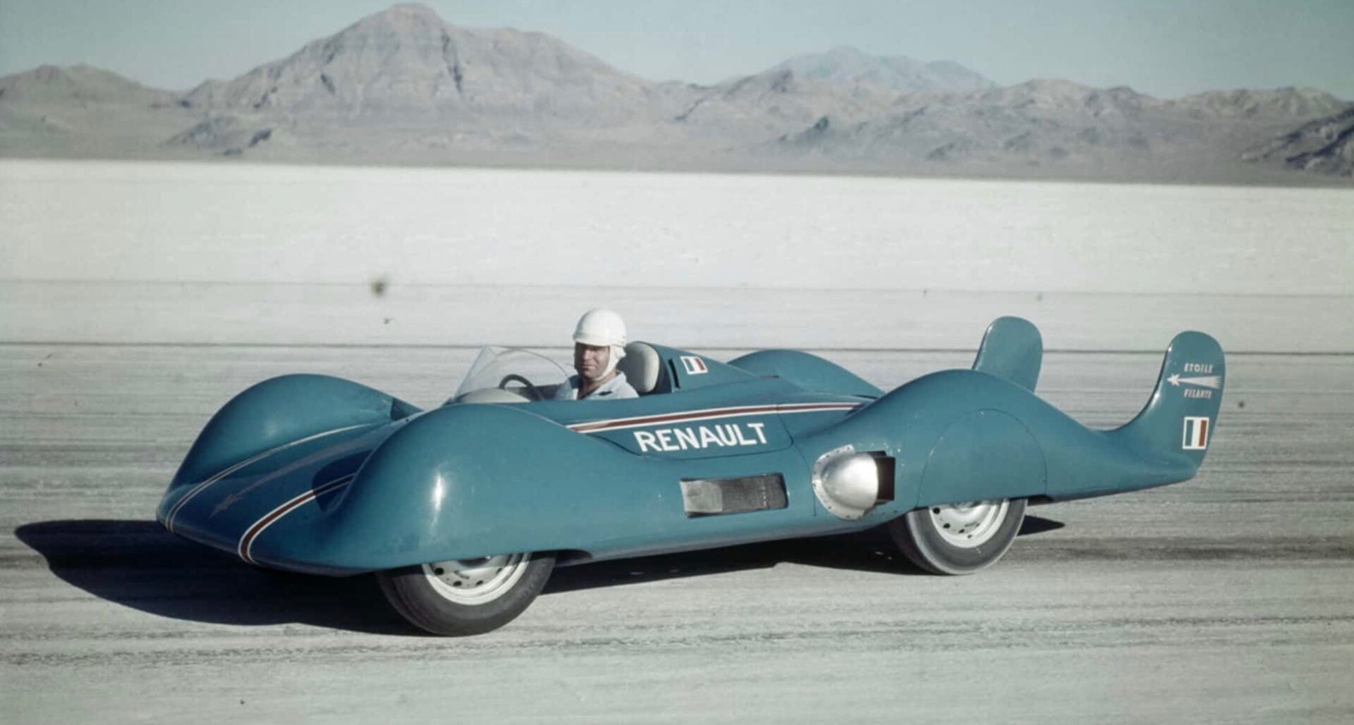 découvrez comment renault filante défie mercedes et audi avec son design innovant et ses performances impressionnantes. un nouveau concurrent de taille dans le monde automobile.