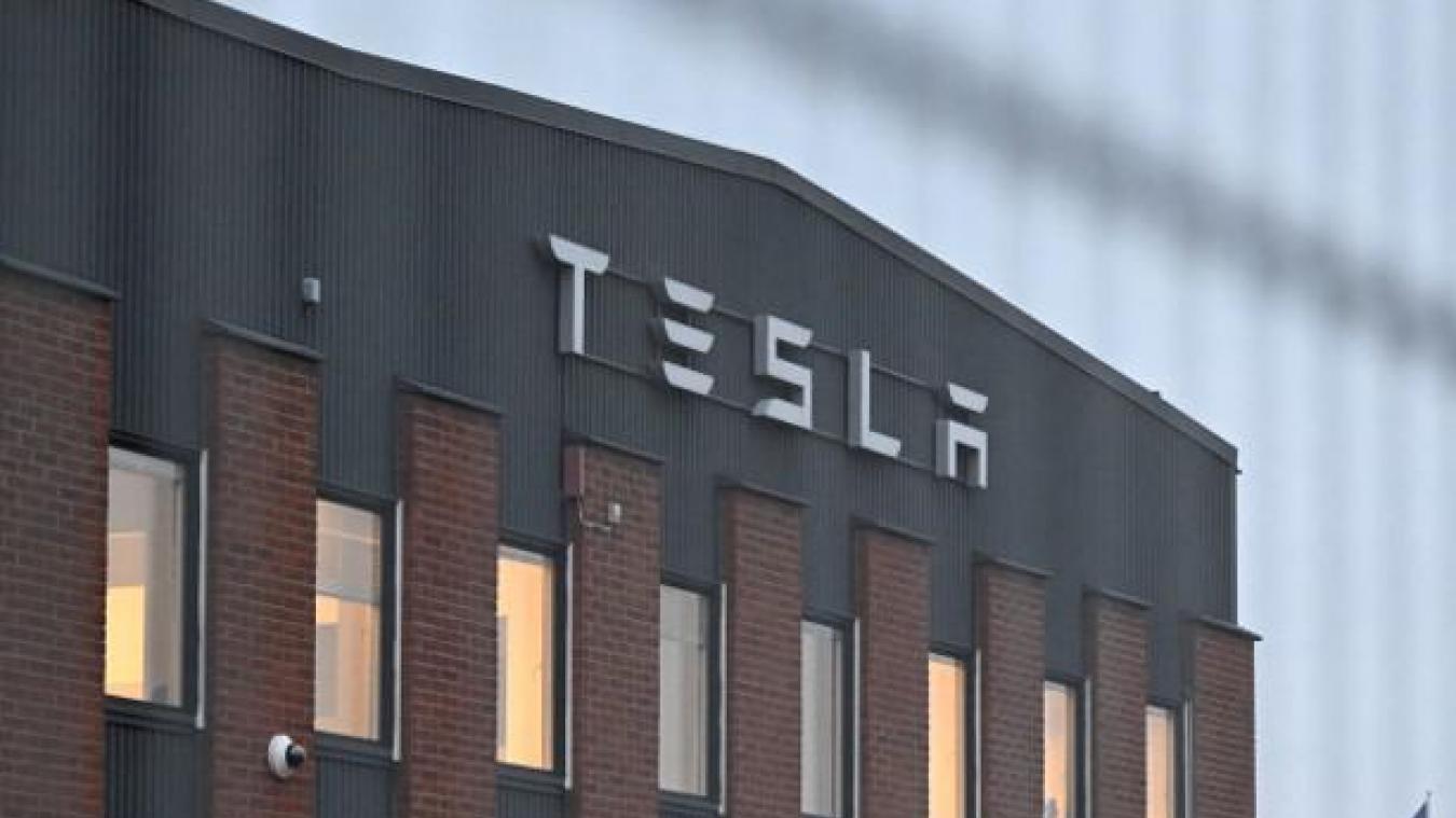 tesla apporte des clarifications concernant les suppressions d'emplois en europe et leurs impacts sur le marché du travail.