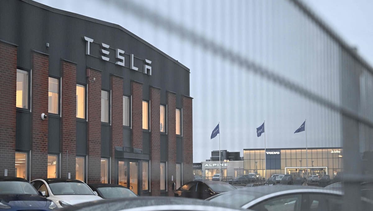 tesla apporte des précisions sur les réductions d'emplois en europe, expliquant les raisons et les impacts de ces suppressions au sein de ses équipes.