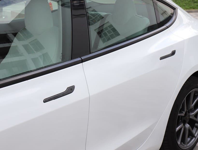 découvrez comment tesla réinvente les poignées de porte de ses véhicules électriques pour allier design innovant et fonctionnalité avancée.