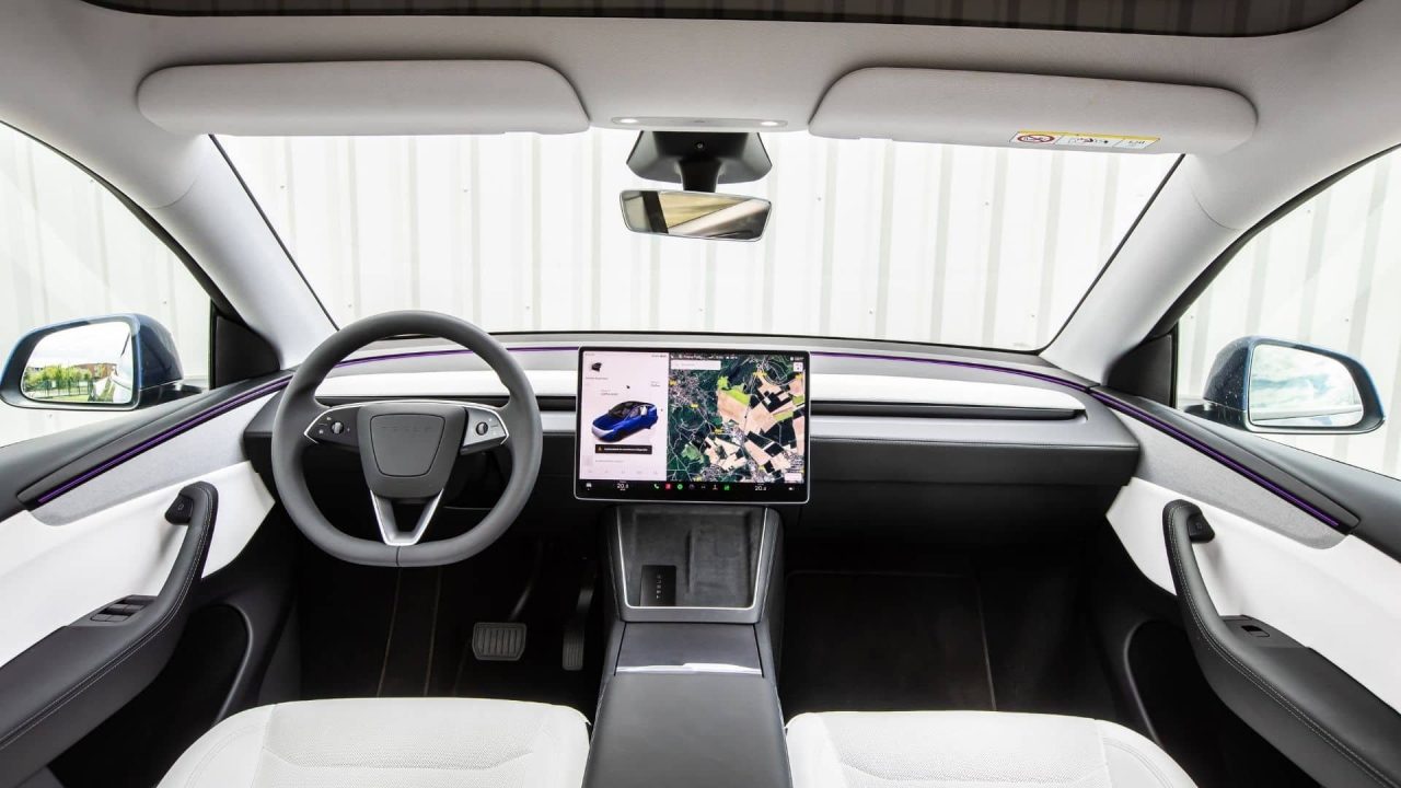 tesla repense les poignées de porte des véhicules électriques pour une meilleure ergonomie et un design innovant.
