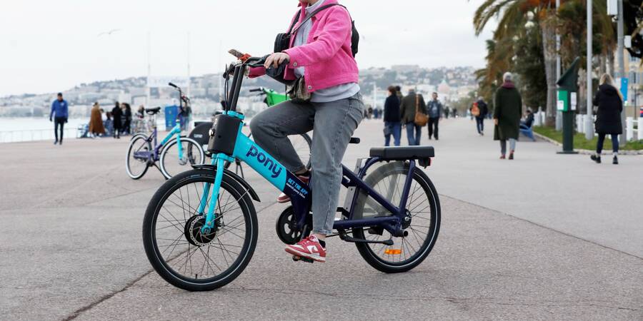 trump pousse tesla à démarrer la production de batteries en allemagne dès 2027, renforçant la présence industrielle et énergétique en europe.