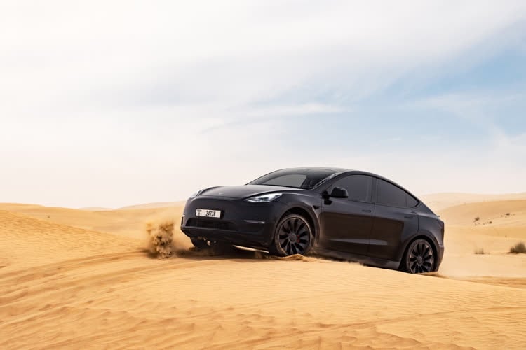 découvrez comment les véhicules électriques surpassent désormais les voitures à essence en europe, marquant une étape majeure dans la transition écologique et la mobilité durable.