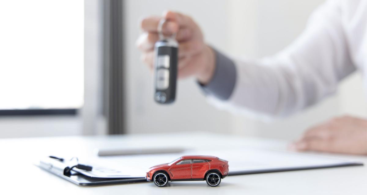 découvrez comment la hausse des prix des assurances auto pousse certains conducteurs à rouler illégalement et les risques encourus.