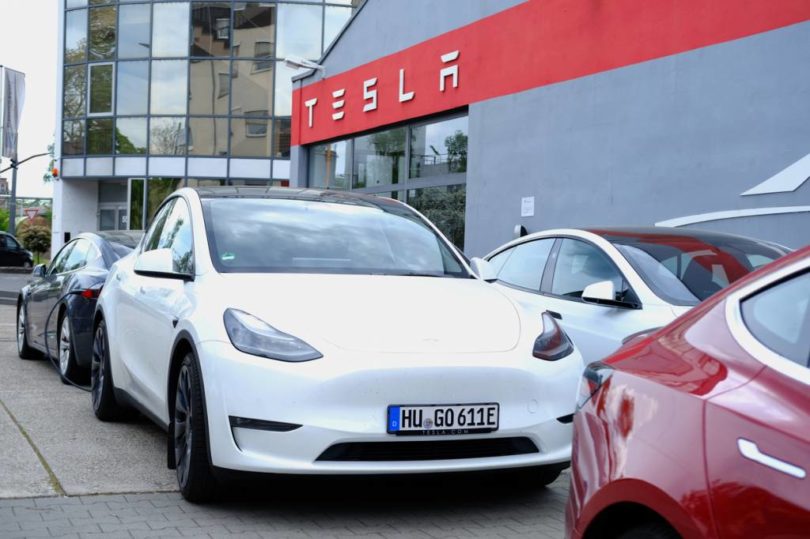 benchmark confirme l'achat de tesla : une analyse approfondie des performances et des avantages du véhicule électrique leader sur le marché.