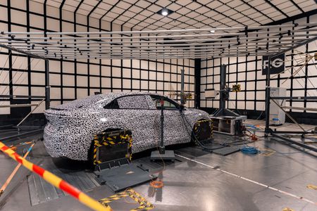 découvrez le centre d'essais secret de renault, un lieu innovant où sont testées les technologies de pointe pour assurer la performance et la sécurité des véhicules.