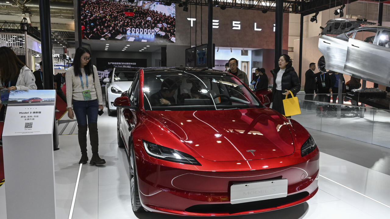 la chine interdit l'utilisation de poignées tesla, suscitant des questions sur la sécurité et la réglementation des véhicules électriques sur son territoire.