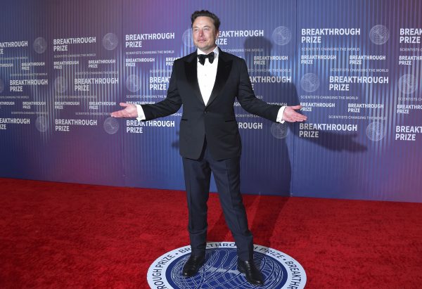 la chine interdit l'utilisation des poignées automatiques des voitures tesla pour des raisons de sécurité et de réglementation.