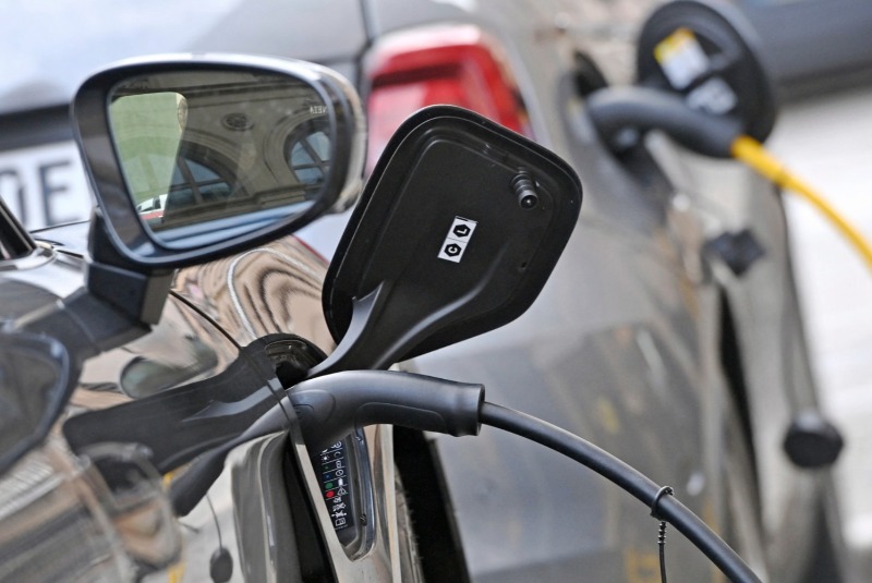 découvrez tout ce qu'il faut savoir sur le coût de l'assurance pour les voitures électriques, les facteurs qui influencent les tarifs, et comment économiser sur votre assurance auto écologique.