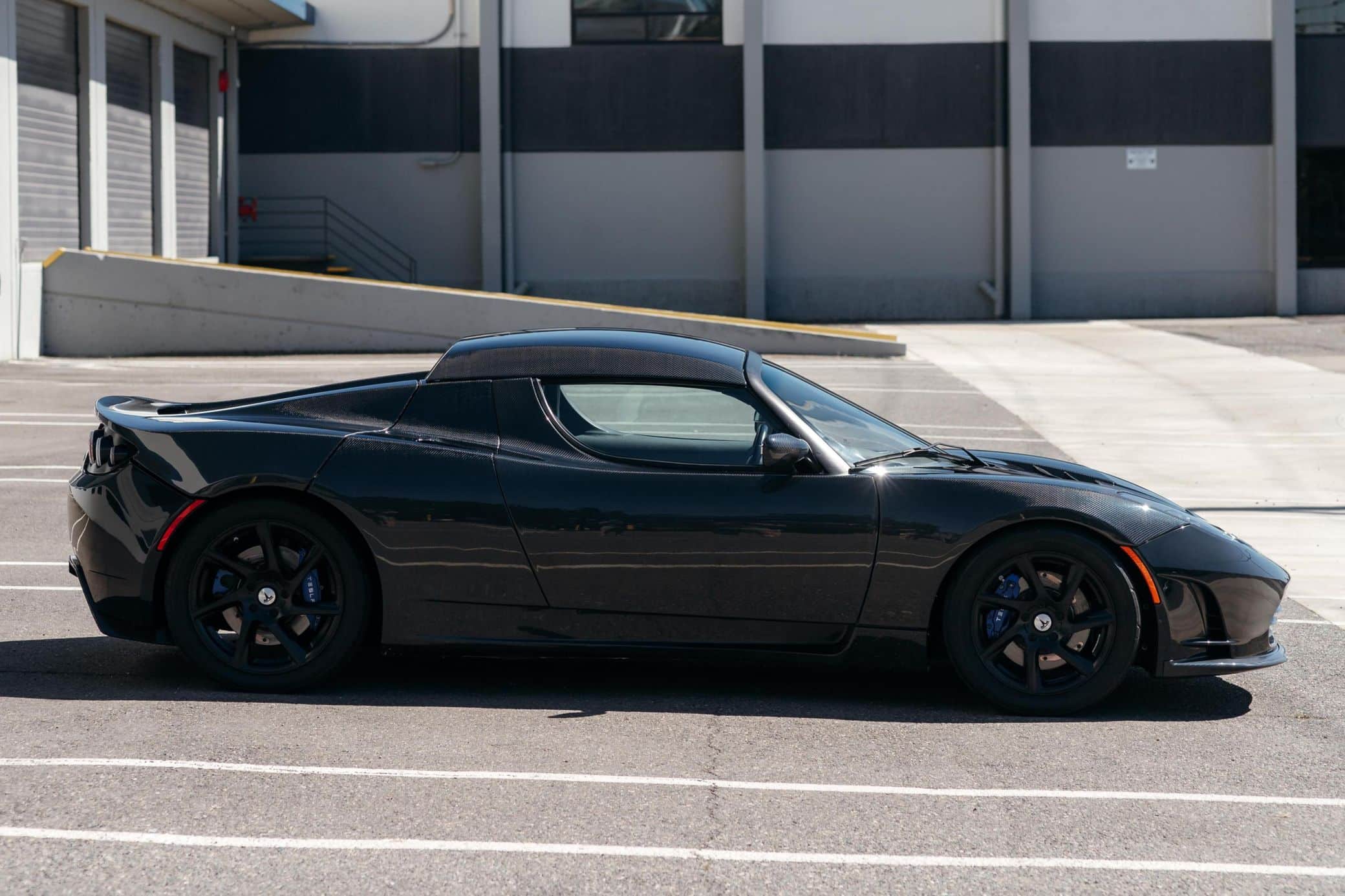 les récents dépôts de marque ravivent l'intérêt autour de la tesla roadster, suscitant de nouvelles attentes pour ce modèle électrique emblématique.