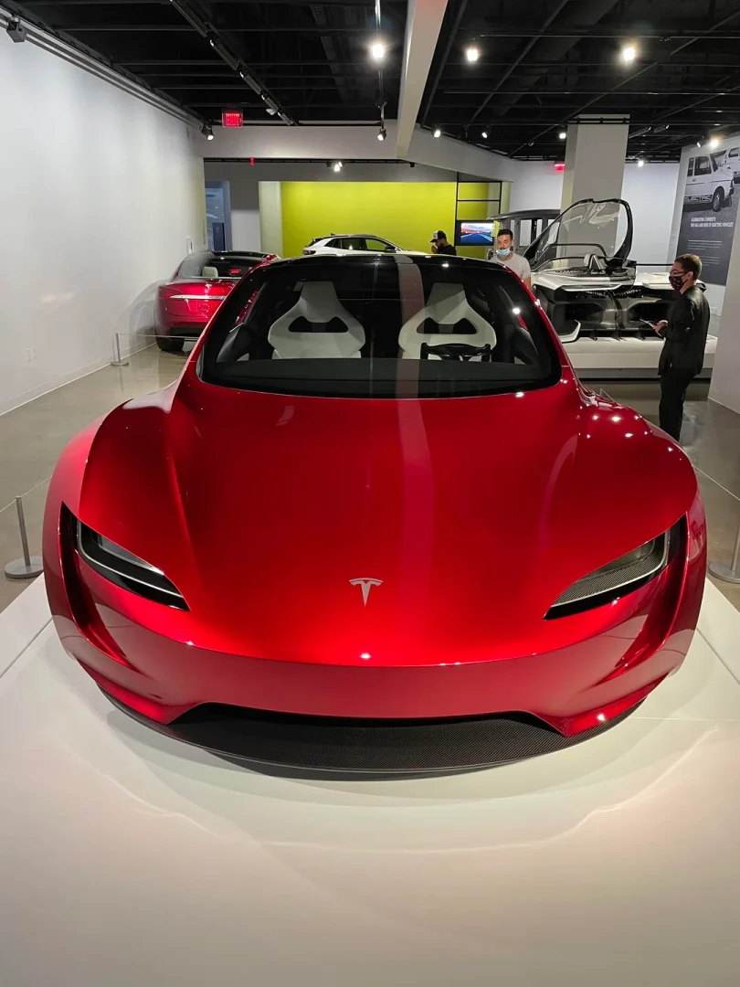 les récents dépôts de marque ravivent l'intérêt autour de la tesla roadster, suscitant de nouvelles attentes pour ce modèle emblématique.