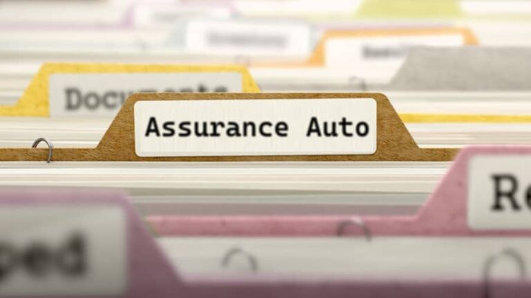 découvrez quels documents d'assurance auto doivent toujours être présents dans votre voiture pour être en conformité avec la loi et circuler en toute sécurité.