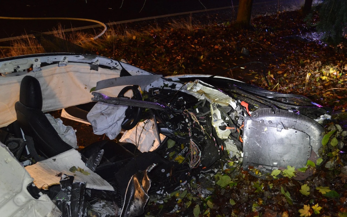 un étudiant décède dans un accident impliquant sa tesla, une plainte est déposée contre le fabricant pour éclaircir les circonstances.