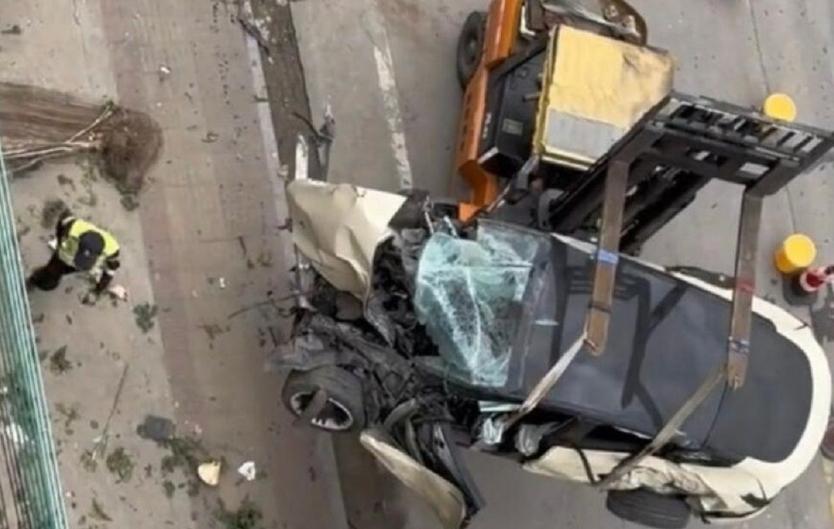 un étudiant décède tragiquement dans sa tesla, une plainte est déposée contre le fabricant.