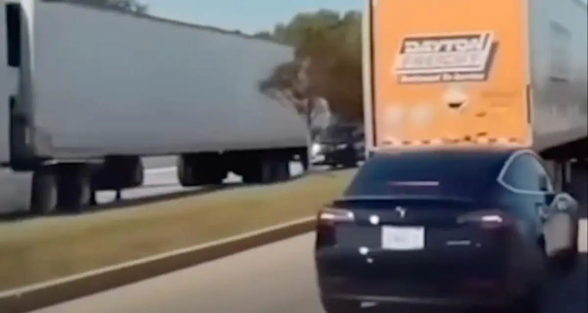 un étudiant décède dans un accident impliquant sa tesla, une plainte est déposée contre le fabricant pour clarifier les circonstances.