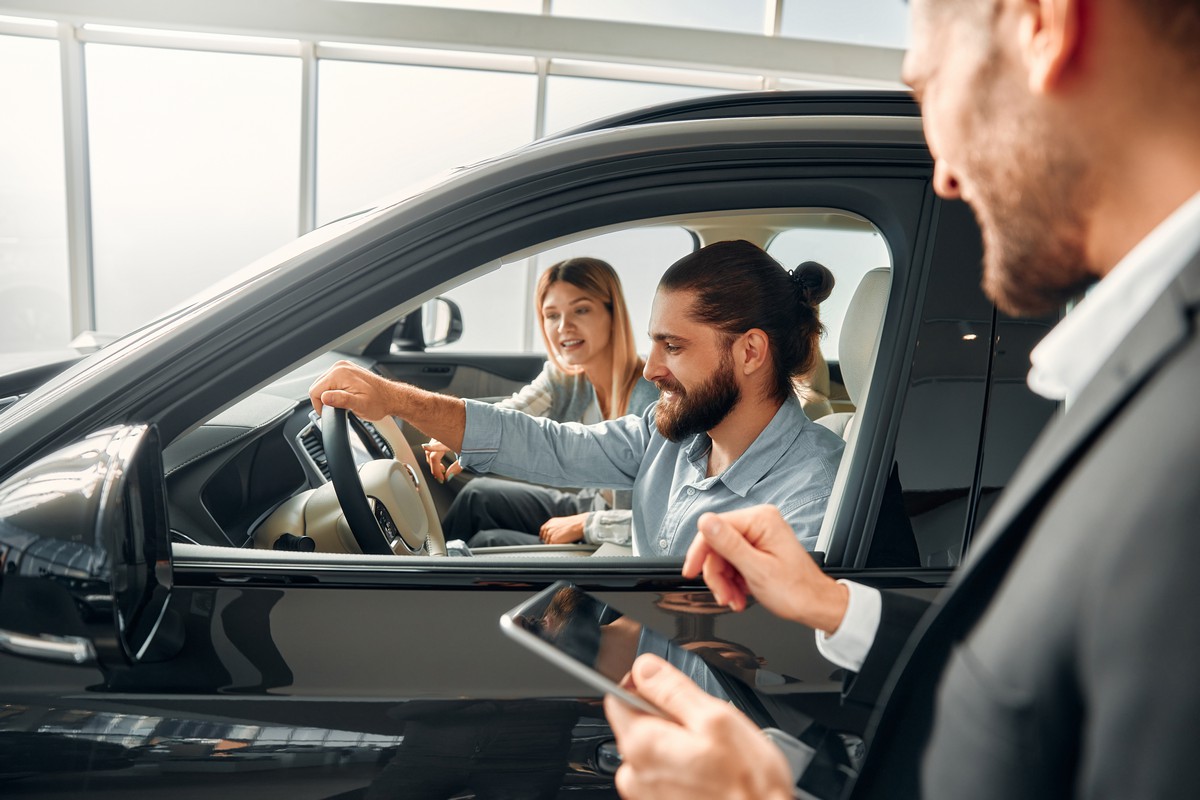 découvrez les raisons de la hausse des prix des voitures neuves et comment cela impacte votre budget automobile en 2024.