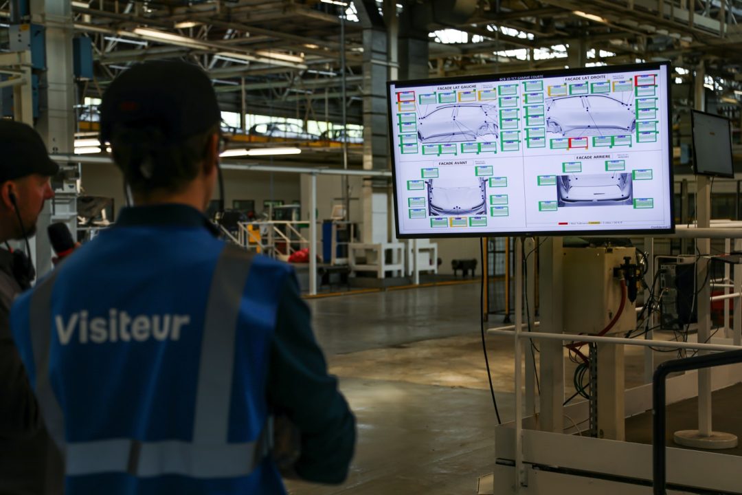 découvrez la production continue du r5 e-tech à l'usine renault de douai, alliant innovation et performance dans la fabrication automobile.