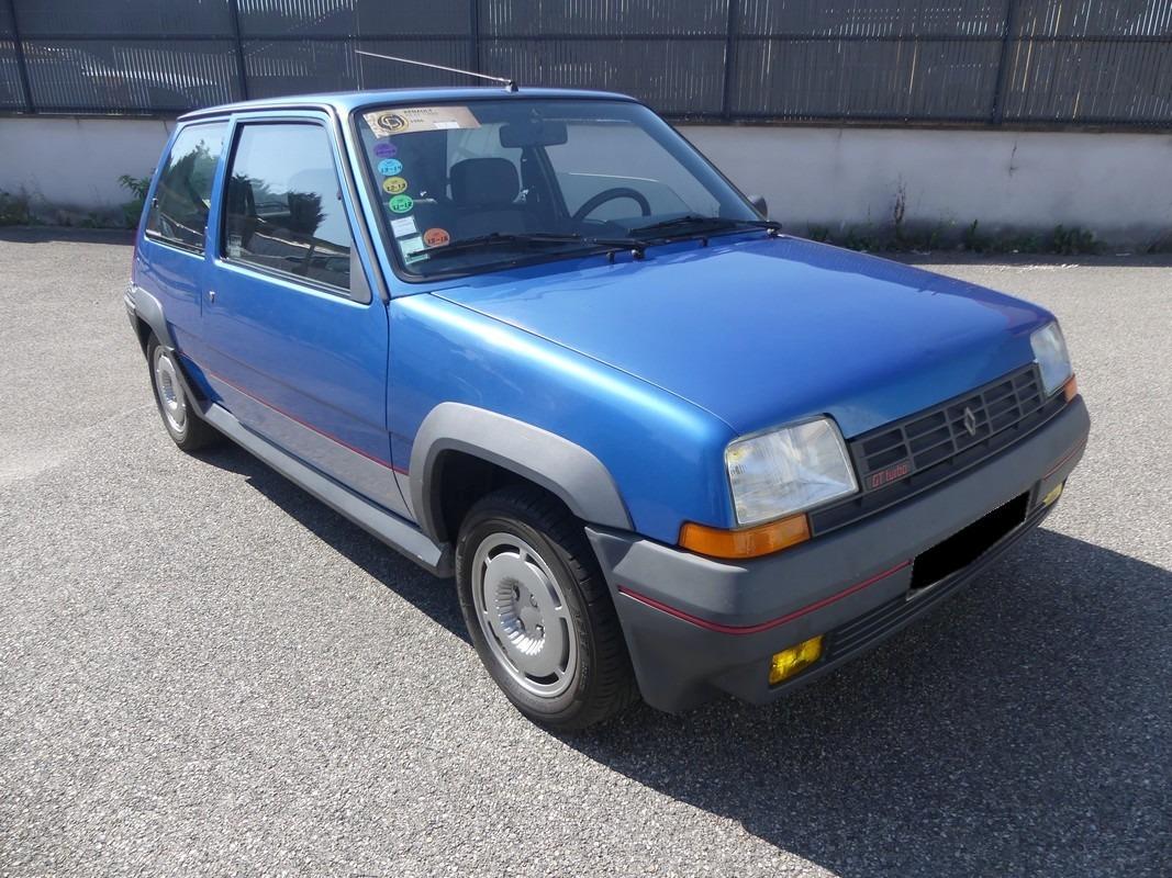 découvrez une renault 5 de 1982 exceptionnellement bien conservée avec seulement 12 km au compteur, un véritable trésor automobile retrouvé après des années.