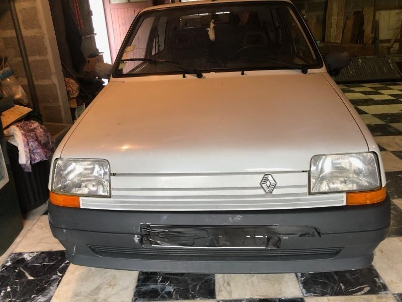découvrez l'histoire d'une renault 5 neuve abandonnée qui a été vendue aux enchères, une occasion rare pour les passionnés de voitures classiques.