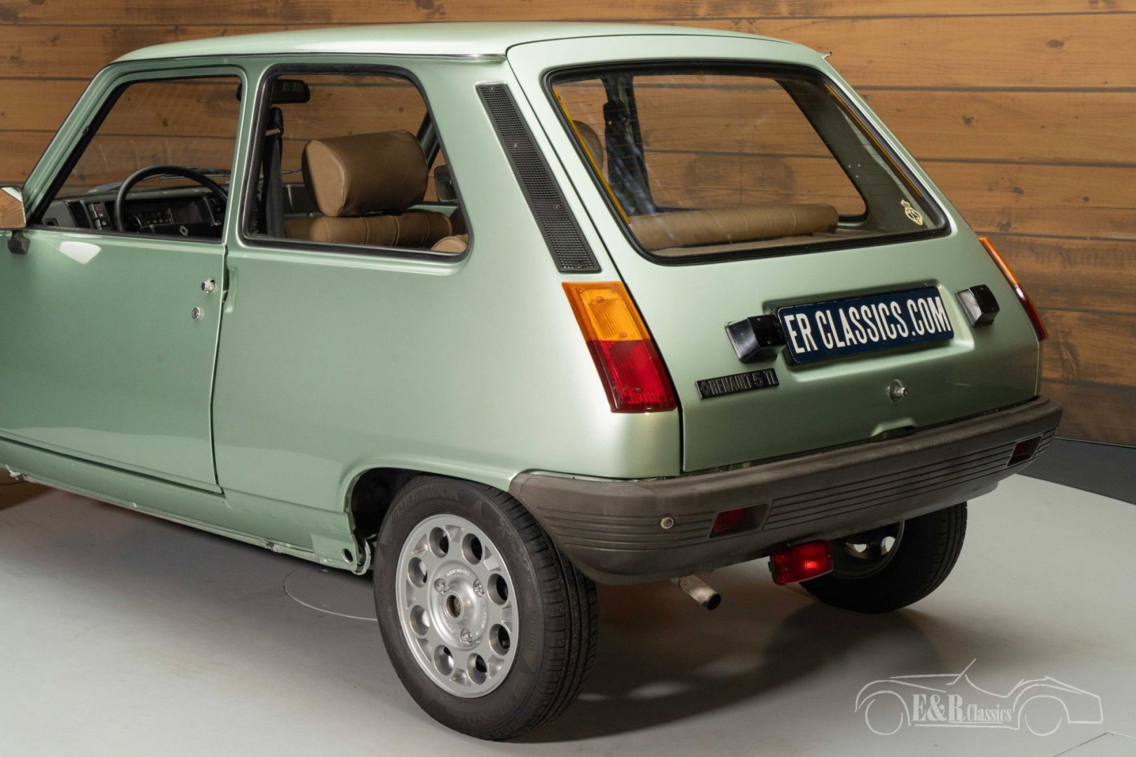 découvrez la renault 5 tl de 1982 avec seulement 12 km au compteur et sa valeur estimée pour 2026. un modèle rare à ne pas manquer pour les passionnés d'automobiles classiques.