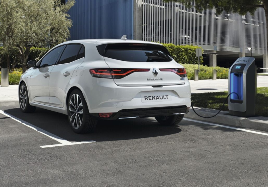 découvrez la renault mégane e-tech superhybride : une voiture innovante offrant jusqu'à 1000 km d'autonomie pour une conduite longue distance alliant performance et écologie.