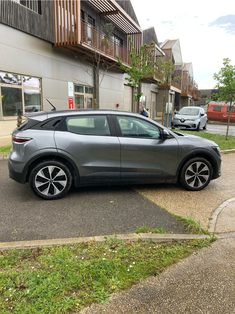 découvrez la renault mégane e superhybride, alliant performance et économie avec une autonomie exceptionnelle de 1000 km. une nouvelle ère de conduite durable et agréable.