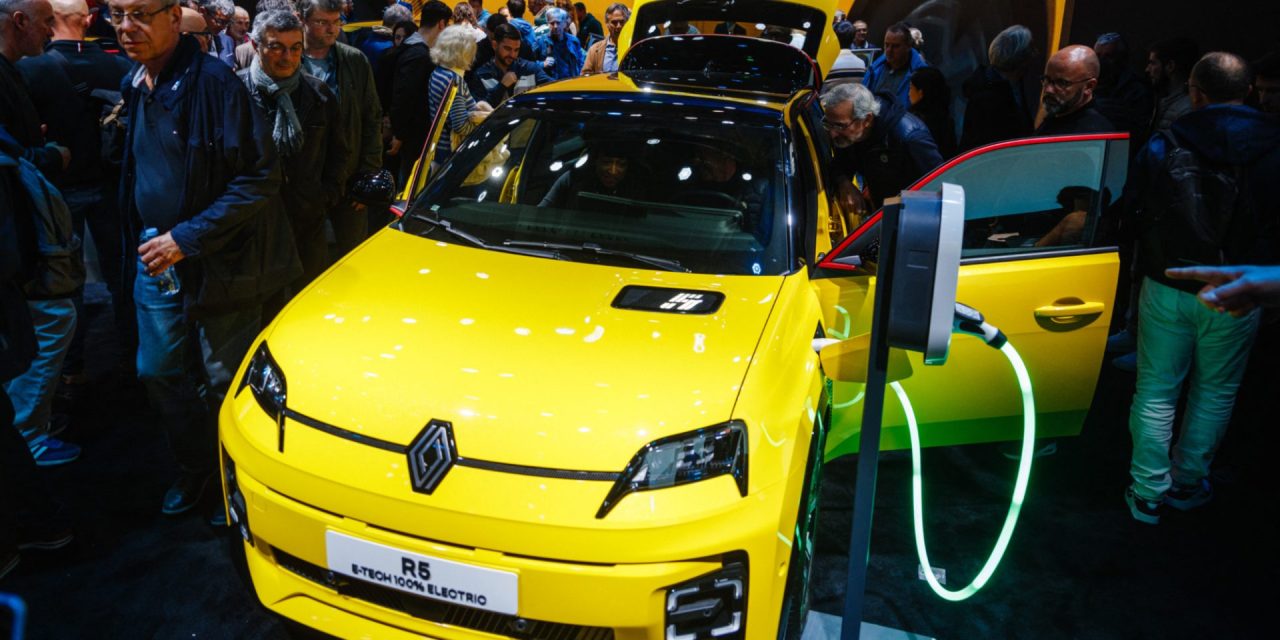 renault mise sur la r5 électrique innovante pour conquérir le marché mondial de l'automobile avec un véhicule alliant écologie et performance.