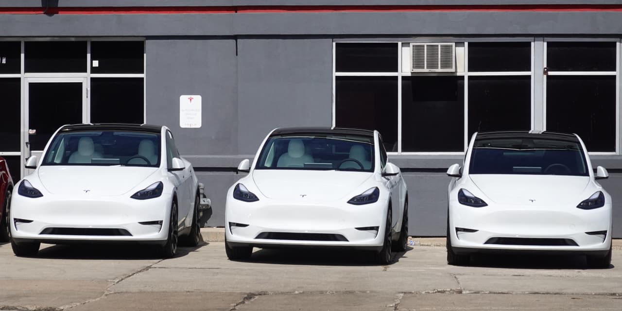 analyse des résultats financiers récents : pourquoi il est conseillé de conserver les actions tesla et de vendre celles de microsoft.