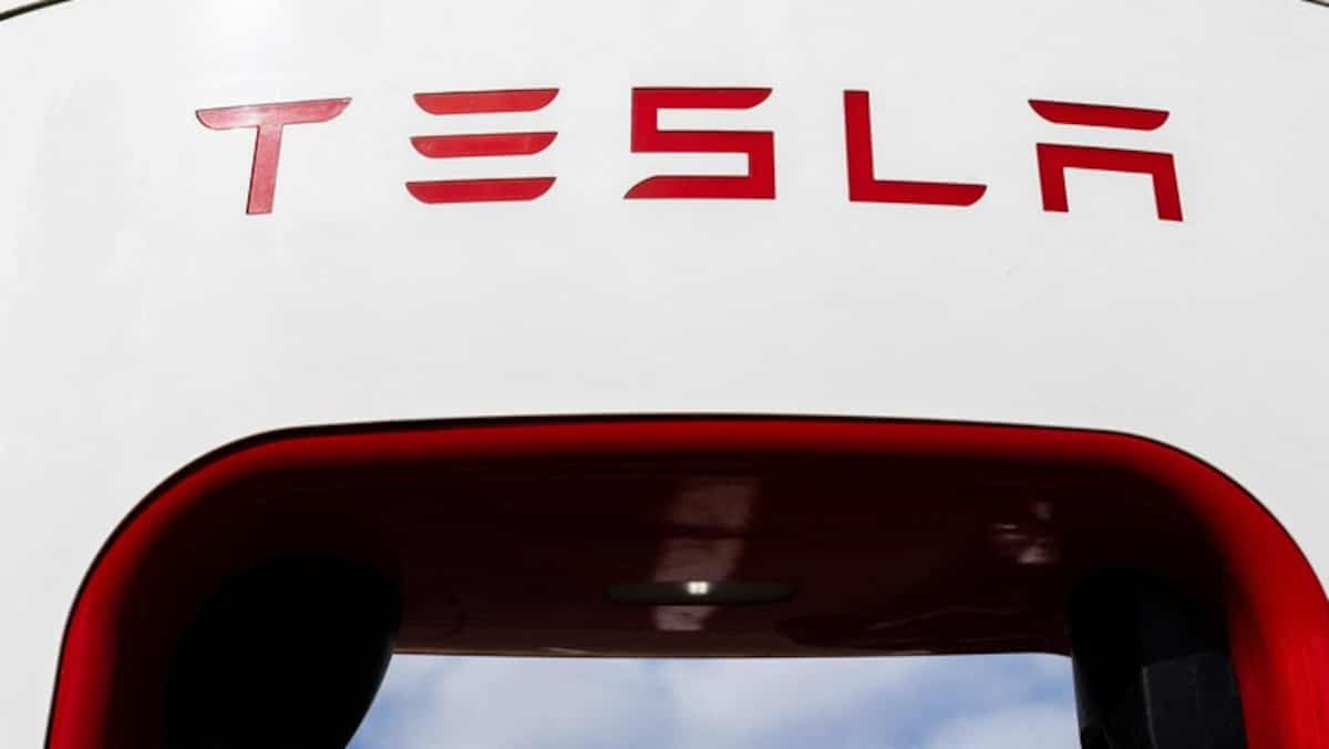 découvrez comment uber et tesla lancent leur bataille des robotaxis en europe, transformant la mobilité urbaine avec des véhicules autonomes innovants.