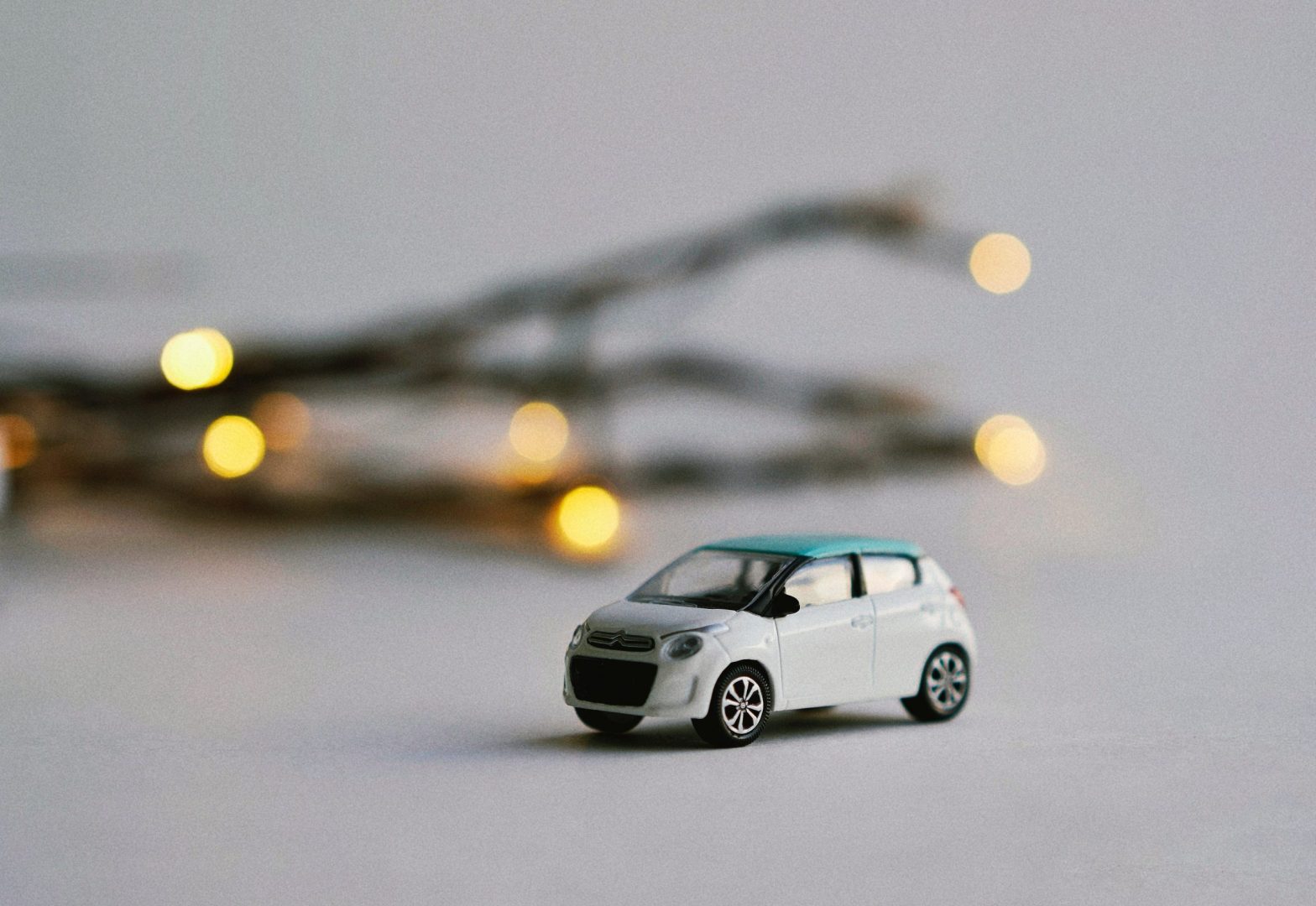 volvo lance une nouvelle assurance auto en partenariat avec axa et assurone, offrant une couverture complète et des services adaptés aux conducteurs.