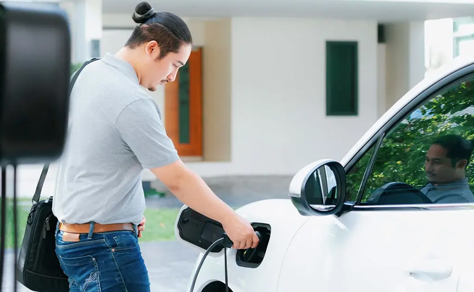 découvrez les différences clés entre l'assurance auto pour véhicules électriques et thermiques en 2026, et choisissez la meilleure option pour votre budget et vos besoins.