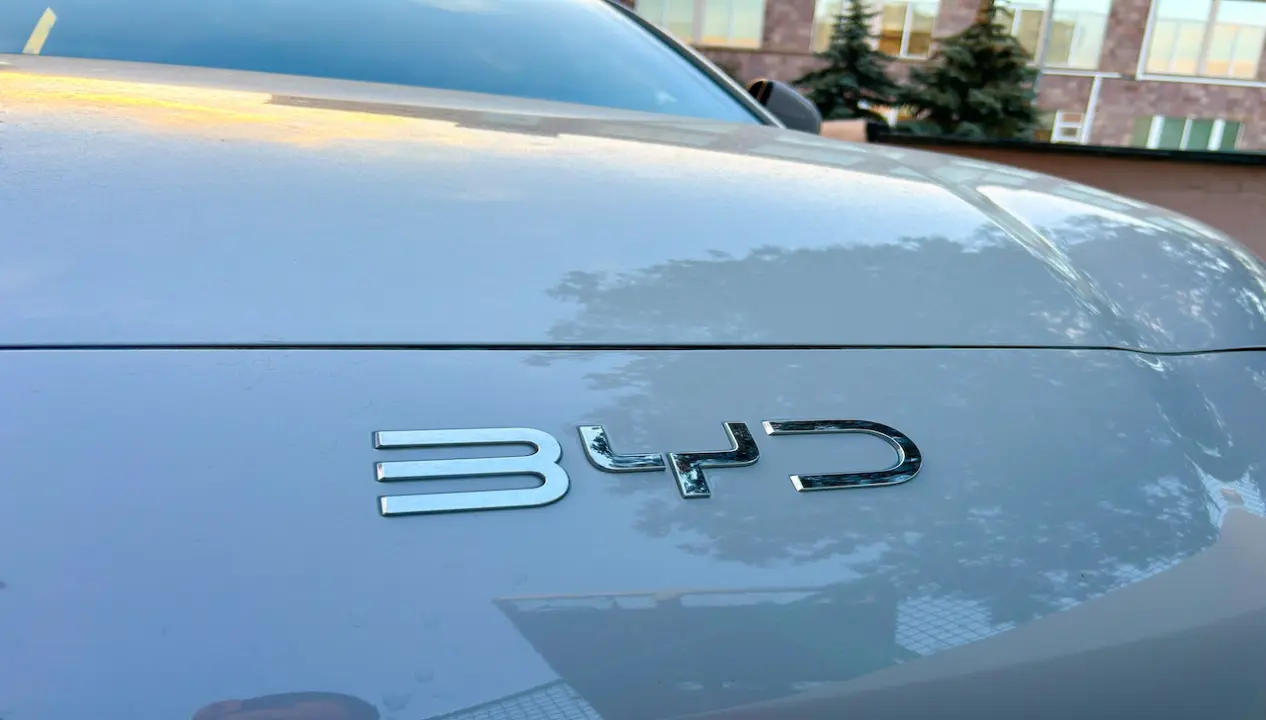 byd affiche un bénéfice en baisse de 19 % malgré une année record, surpassant toujours tesla dans le secteur automobile.