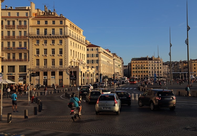 découvrez comment choisir une assurance auto abordable qui correspond à vos besoins et à votre budget, avec des conseils pratiques pour économiser sur vos garanties.