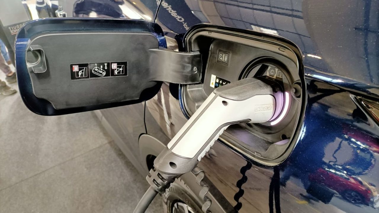 comparez le coût de l'assurance entre voiture électrique et voiture thermique pour faire le meilleur choix adapté à votre budget et vos besoins.