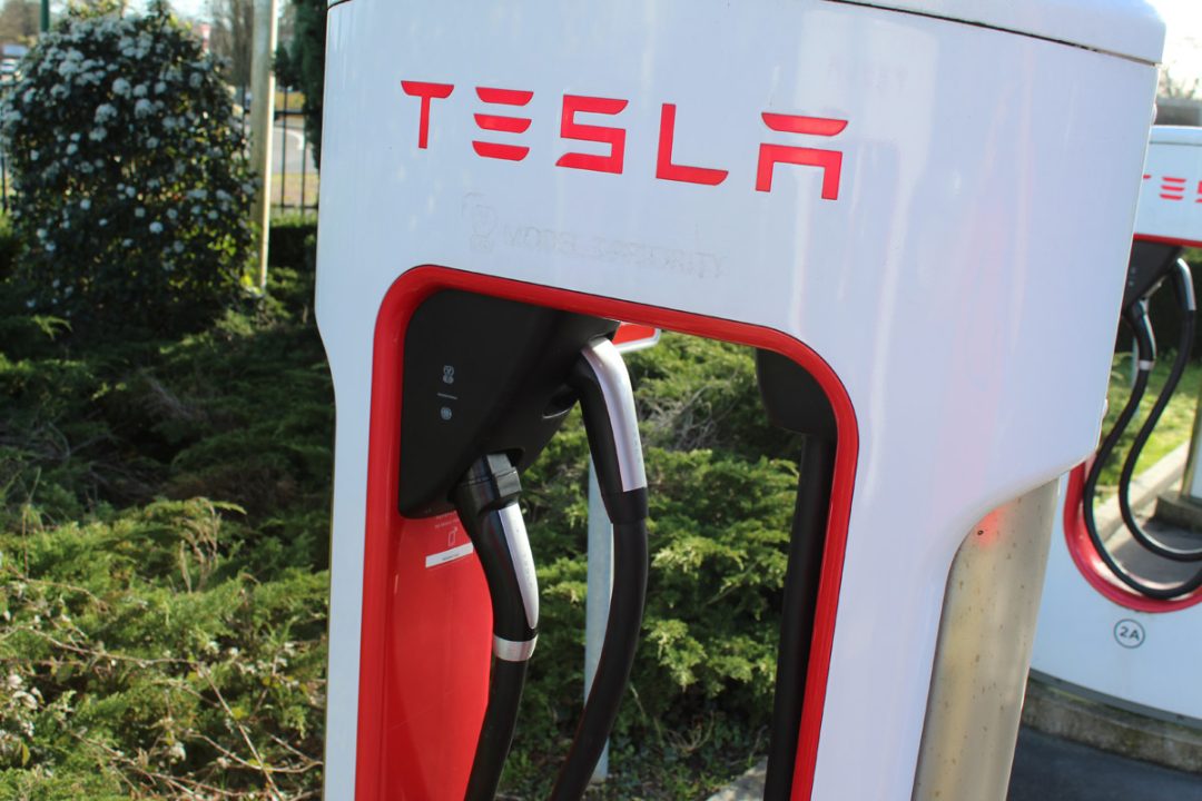 découvrez comment le superchargeur tesla révolutionne la recharge des véhicules électriques grâce à sa rapidité et son efficacité inégalées.