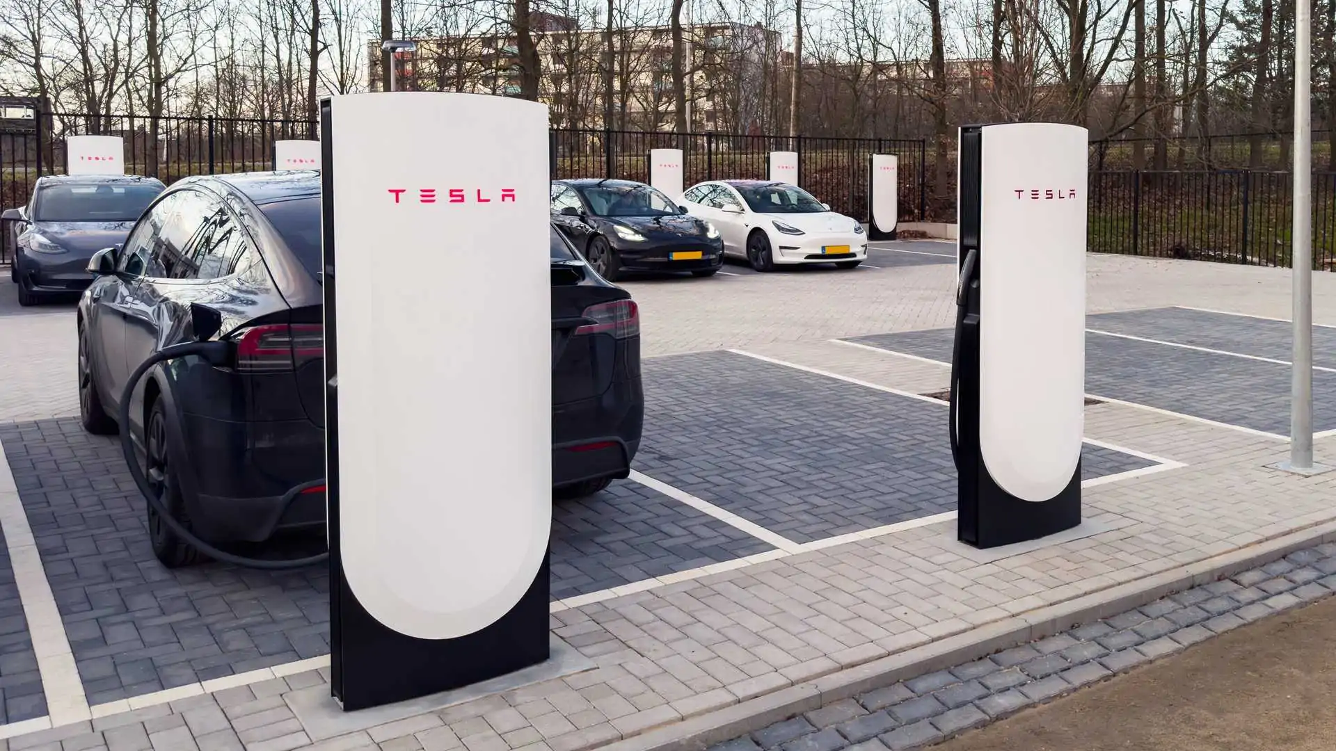 découvrez comment le superchargeur tesla révolutionne la recharge des véhicules électriques grâce à sa rapidité et son efficacité inégalées.