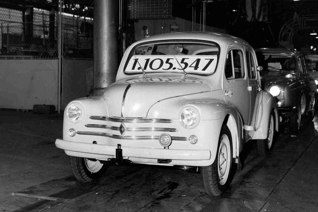 découvrez le rassemblement international dans la drôme célébrant les 80 ans de la légendaire renault 4cv, un événement incontournable pour les passionnés d'automobile.