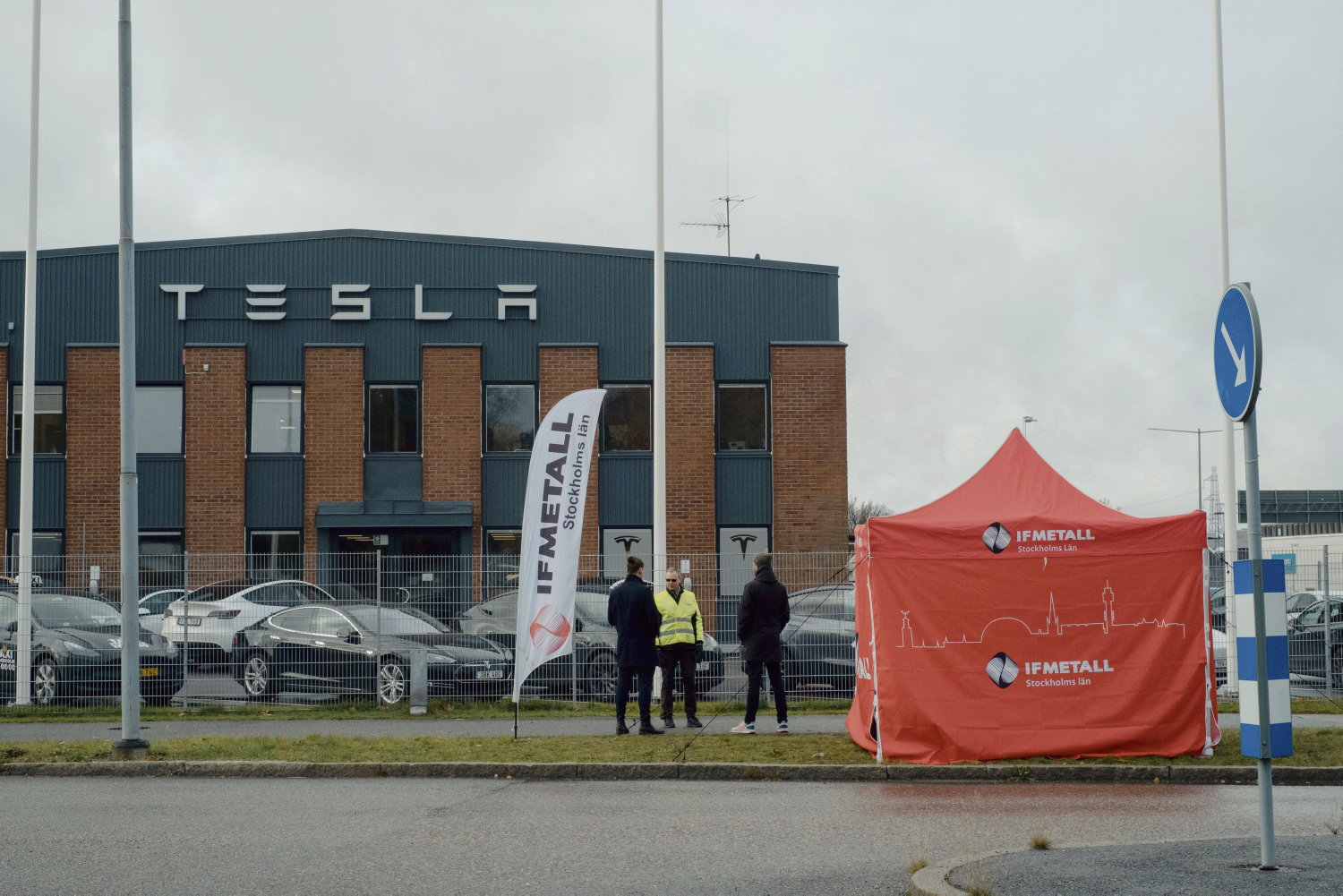 analyse de l'échec du syndicat allemand lors des élections chez tesla, explorant les enjeux et les réactions des employés.