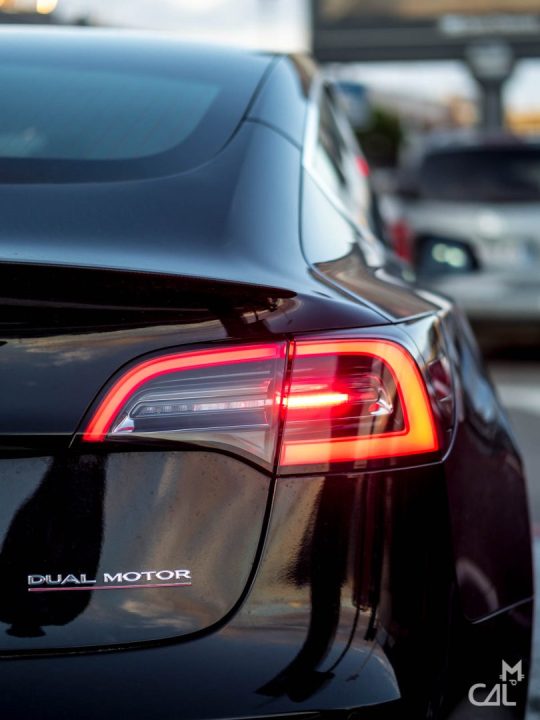 découvrez l'essai de la tesla model 3, une voiture électrique abordable alliant innovation technologique et performance exceptionnelle à seulement 33 000€.