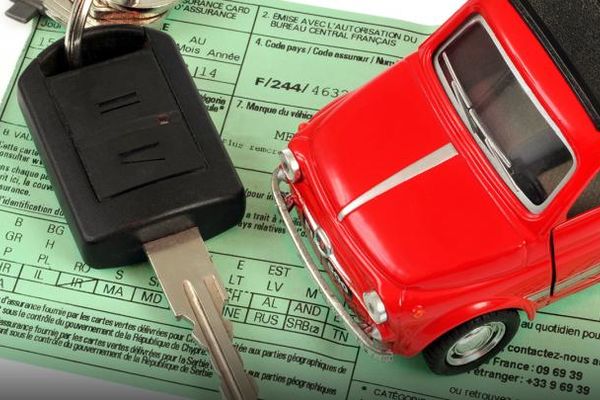 découvrez pourquoi les primes d'assurance auto augmentent et comment rester vigilant face aux nouvelles offres pour protéger votre budget.