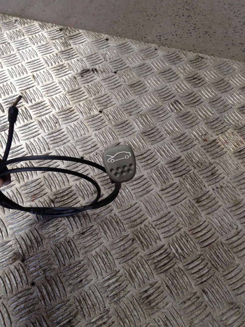 découvrez les causes possibles et les solutions pour le mystère du capot verrouillé de la renault twingo, afin de pouvoir accéder facilement au moteur.