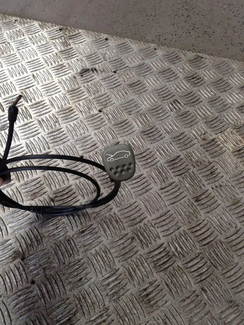 découvrez les causes possibles et les solutions pour le mystère du capot verrouillé de la renault twingo, afin de pouvoir accéder facilement au moteur.