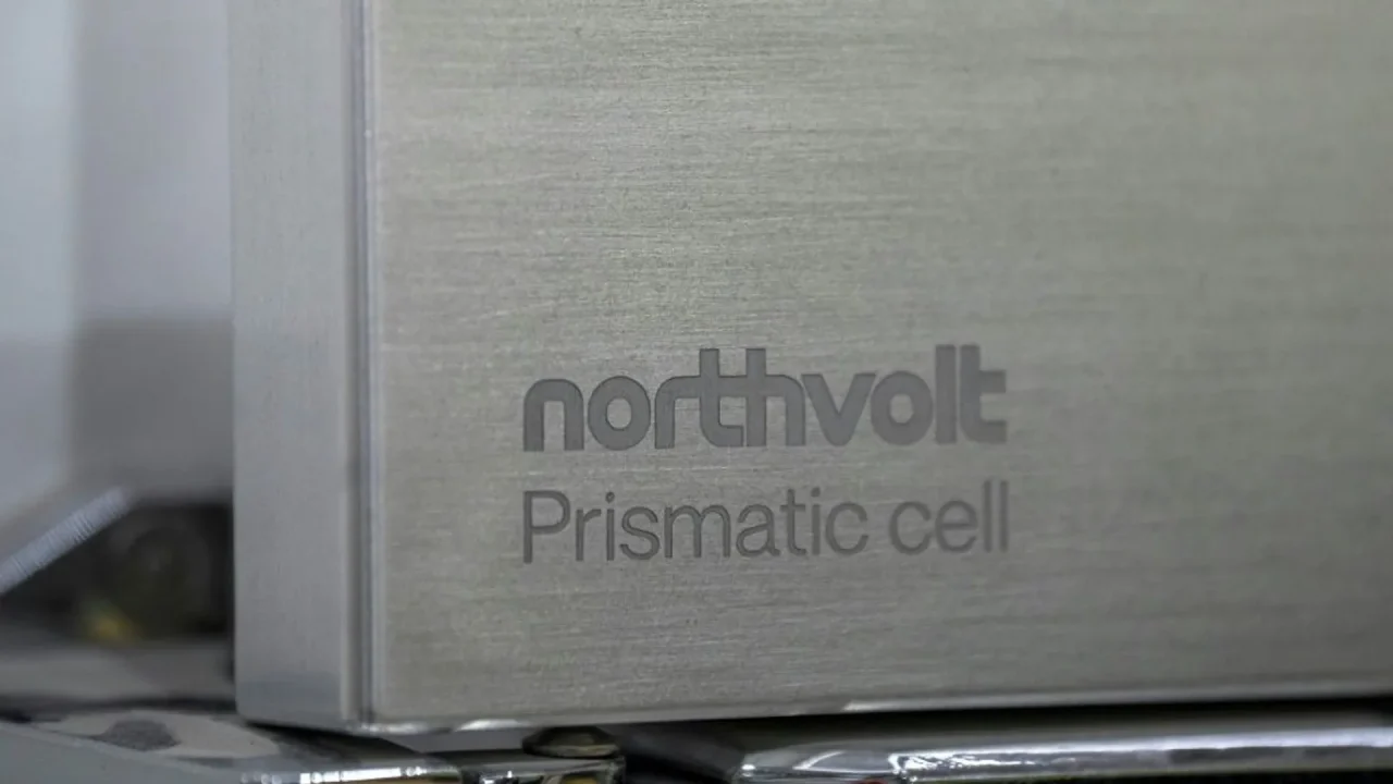 découvrez comment northvolt fait preuve de résilience un an après sa faillite et explorez les perspectives d'avenir du leader européen des batteries lithium-ion.