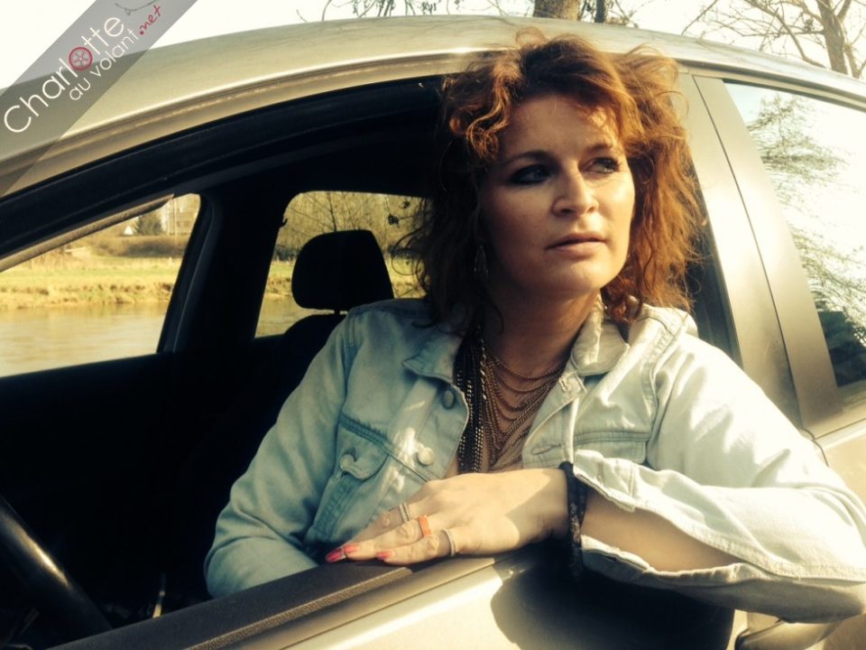 découvrez le témoignage inspirant d'une femme privée de voiture qui parcourt chaque jour 2 heures à pied pour se rendre au travail.