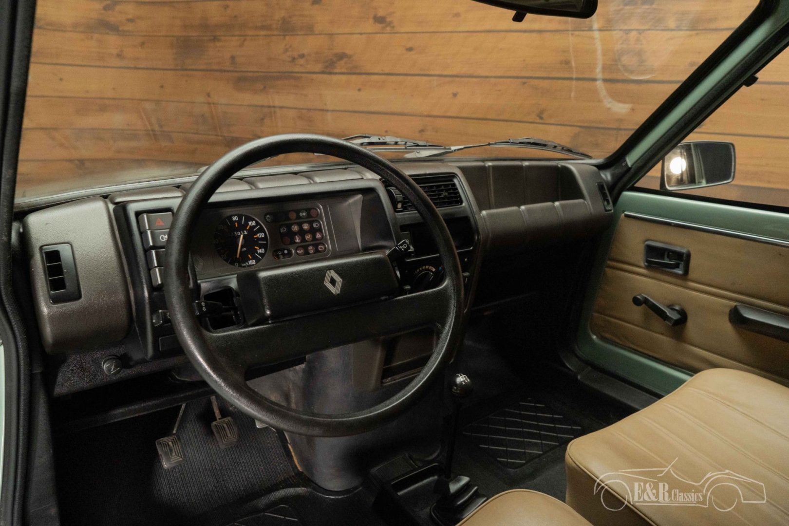 découvrez pourquoi la renault 5 tl vintage se vend aujourd'hui six fois plus cher, une voiture mythique qui suscite toujours autant d'engouement parmi les passionnés d'automobile.