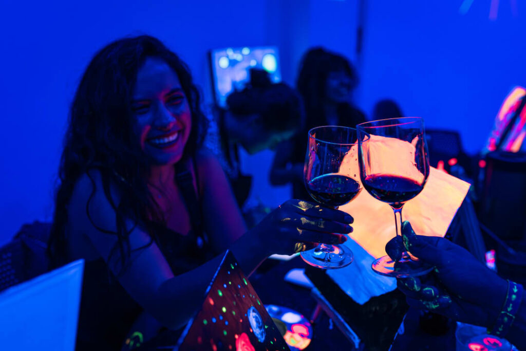 découvrez l'expérience unique de renault aux champs-élysées, un voyage artistique inédit alliant innovation et créativité au cœur de paris.