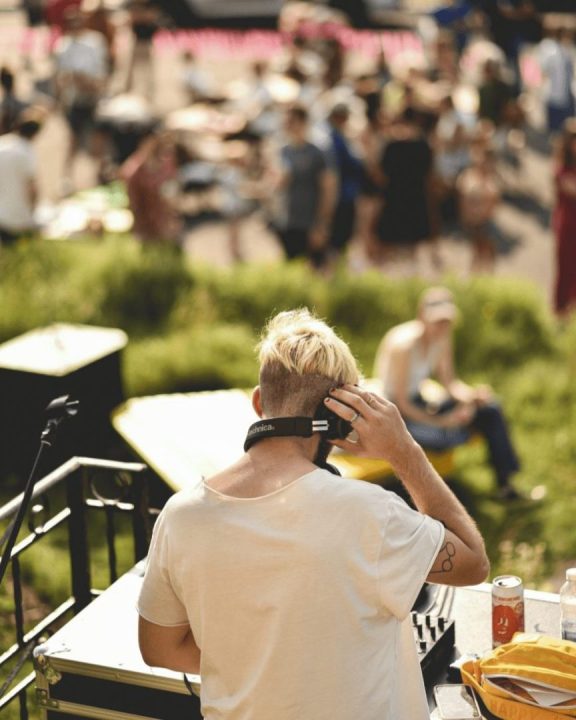 découvrez l'expérience artistique unique de renault sur les champs-élysées, mêlant innovation et créativité pour un voyage inoubliable.