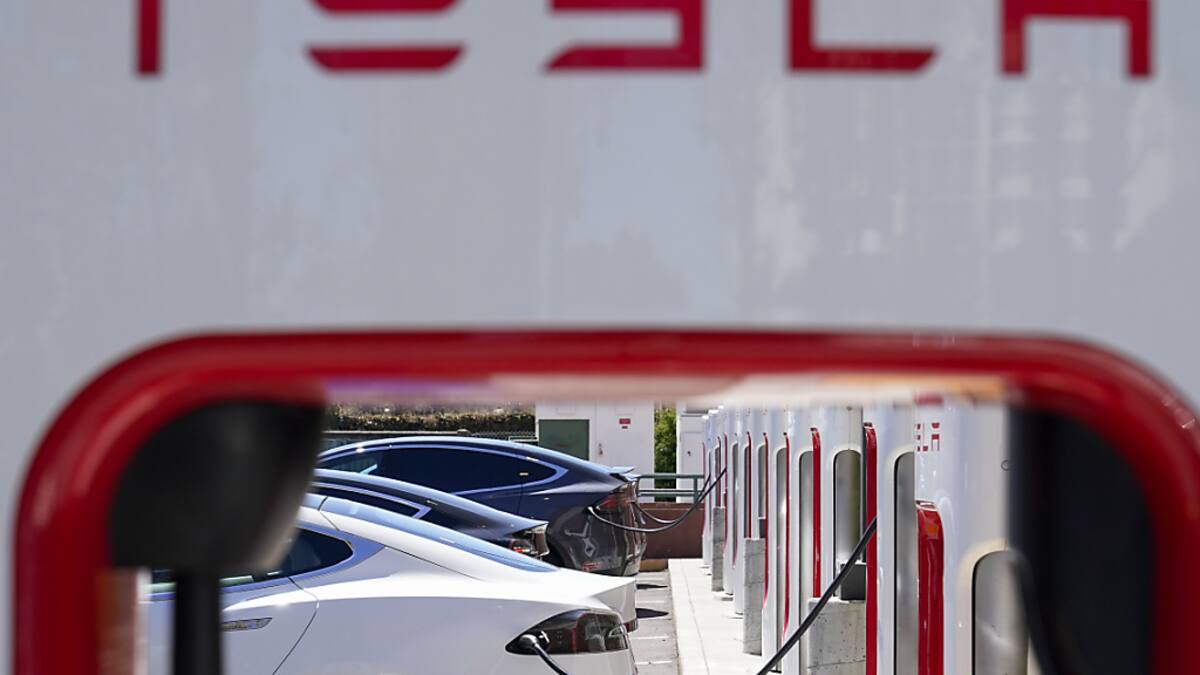 tesla et lg energy annoncent un investissement de 4,3 milliards d'euros pour construire une nouvelle usine de batteries, renforçant leur partenariat et leur position dans l'industrie des véhicules électriques.