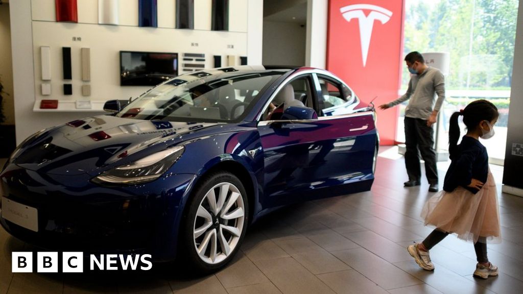 tesla et lg energy annoncent un investissement de 4,3 milliards d'euros pour construire une nouvelle usine de batteries, renforçant leur partenariat dans le secteur des énergies renouvelables.