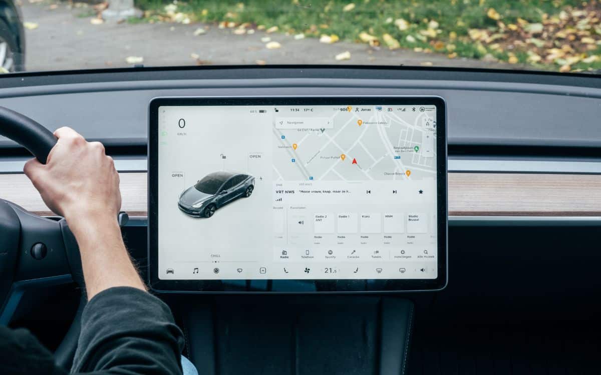 tesla lance la conduite autonome full self-driving en europe, offrant une expérience de conduite avancée et sécurisée grâce à sa technologie innovante.